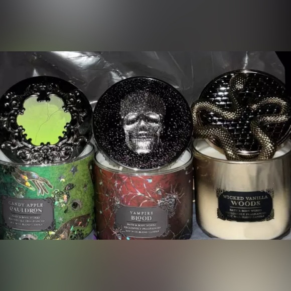 2024 NIB B&BW “Vampire Blood” 3-Wick Candle w Metal Embossed Skull Lid. - Picture 9 of 11